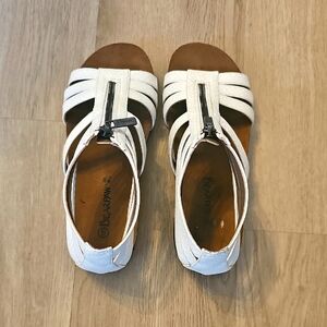 BearPaw White Open Toed Zip Strappy Cork Wrapped Sandal Size 6